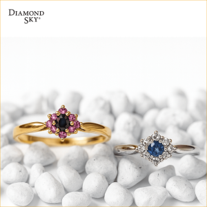 Kolorowe pierścionki na białych kamieniach