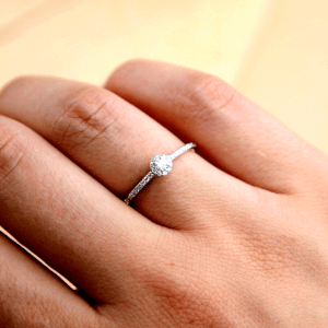 drobny pierścionek ze srebra z brylantem