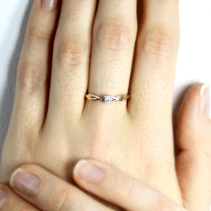 drobny złoty pierścionek na dłoni