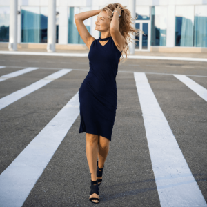 modelka na ulicy w granatowej sukience