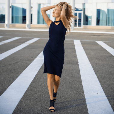 Biżuteria do granatowej sukienki