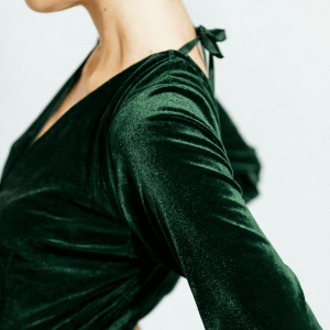 Modelka w zielonej sukience