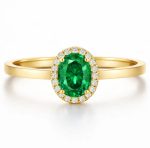 Aureola szmaragdu - Pierścionek zaręczynowy z żółtego złota ze szmaragdem i diamentami