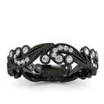 Orientalny szyk - Ażurowa obrączka ślubna z czarnego złota z diamentami