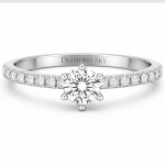 Lśniąca linia - Pierścionek zaręczynowy wykonany z białego złota z diamentem 0.40 ct