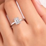 pierscionek-zareczynowy-z-platyny-z-diamentem-o-szlifie-szmaragdowym-the-magic-of-love-1