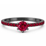 Lśniąca linia - Pierścionek zaręczynowy z czarnego złota z rubinami