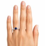 pierscionek-zareczynowy-z-bialego-zlota-z-szafirem-i-diamentami-nowoczesna-elegancja-