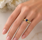 pierscionek-zareczynowy-dwukolorowy-z-szafirem-i-diamentami-nowoczesna-elegancja-