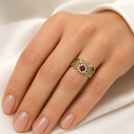 obraczka-azurowa-z-rubinami-i-diamentami-zolte-zloto-585-wzorzyste-piekno-diamond-sky