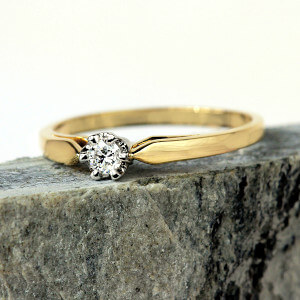 Pierścionki minimalistyczne – elegancja na każdą okazję