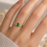 pierscionek-zareczynowy-tsavoryt-lezka-diamenty-zolte-zloto-585-subtelna-harmonia-diamond-sky