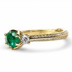 forma-milosci-pierscionek-zareczynowy-ze-szmaragdem-diamentami-zloto-585-diamond-sky