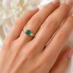 forma-milosci-pierscionek-zareczynowy-ze-szmaragdem-diamentami-zloto-585-diamond-sky