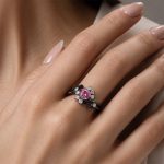 pierscionek-zareczynowy-z-rozowym-szafirem-i-diamentami-czarne-zloto-diamond-sky